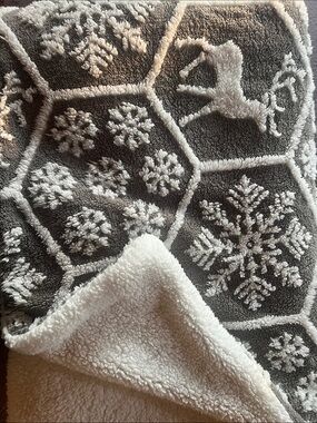 Large Cozy Gray & White Snowflake Sherpa Blanket 60” x80”
